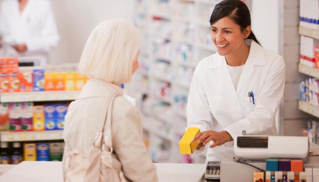 a student intern works with patient as part of pharmacy technician school
