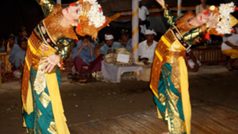 Dancers Bonnie Simoa and Erin Elder perform the Legong dance in Bangli, Bali, in 2015, photos by Lytton Reid