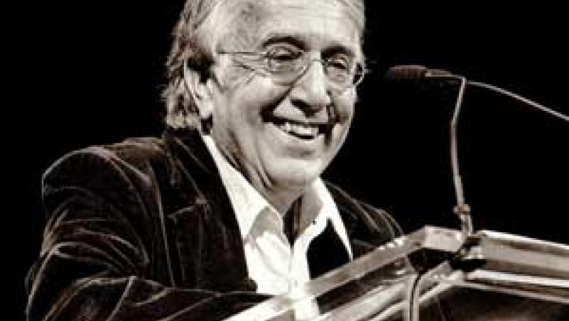 David Barsamian image of David Barsamian at podium