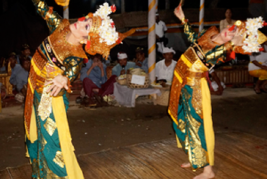 Dancers Bonnie Simoa and Erin Elder perform the Legong dance in Bangli, Bali, in 2015, photos by Lytton Reid