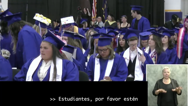 estudiantes graduándose en la ceremonia de graduación con subtítulos en español